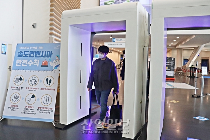 [포토뉴스] 안전한 전시회를 위해…입장 시 방역은 ‘기본’