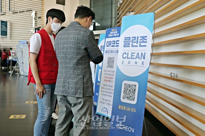 [포토뉴스] 안전한 전시회를 위해…입장 시 방역은 ‘기본’