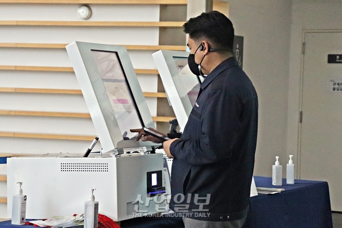 [포토뉴스] 안전한 전시회를 위해…입장 시 방역은 ‘기본’