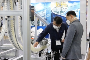 [포토뉴스] 전시회 마지막 날까지 꼼꼼히 둘러보는 관람객들