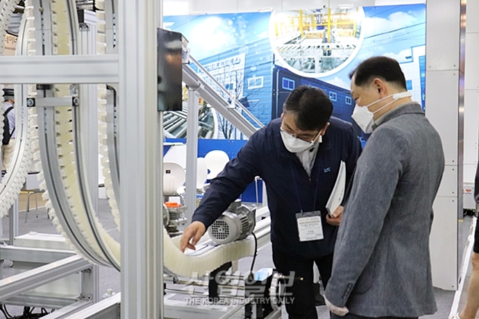 [포토뉴스] 전시회 마지막 날까지 꼼꼼히 둘러보는 관람객들