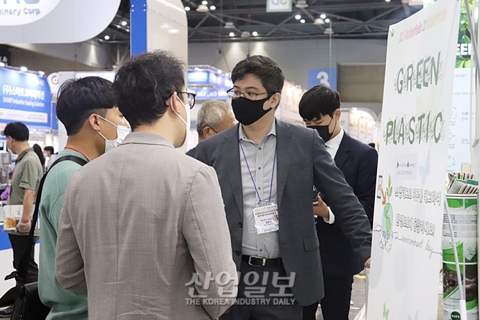 [포토뉴스] 전시회 마지막 날까지 꼼꼼히 둘러보는 관람객들