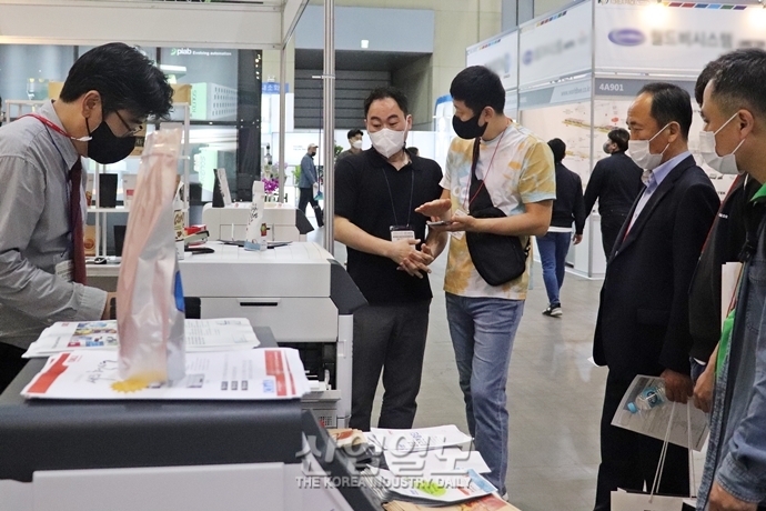 [포토뉴스] 전시회 마지막 날까지 꼼꼼히 둘러보는 관람객들