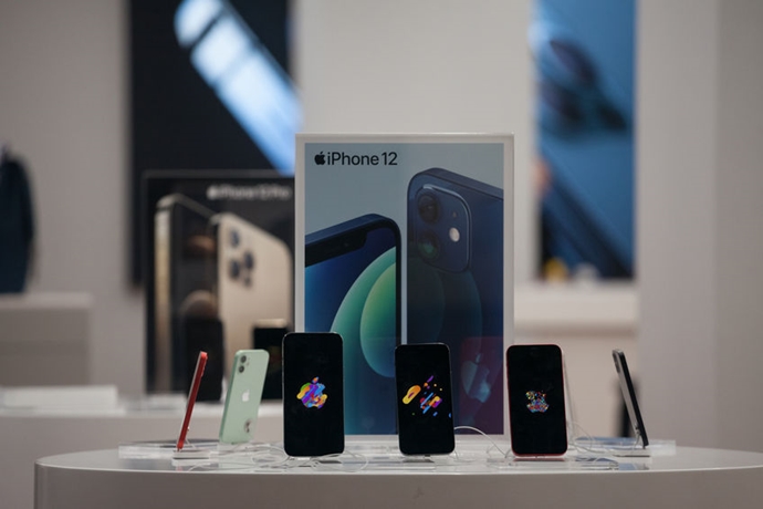 [모바일 On] 애플 아이폰12 호조, OLED 업계 함께 웃는다