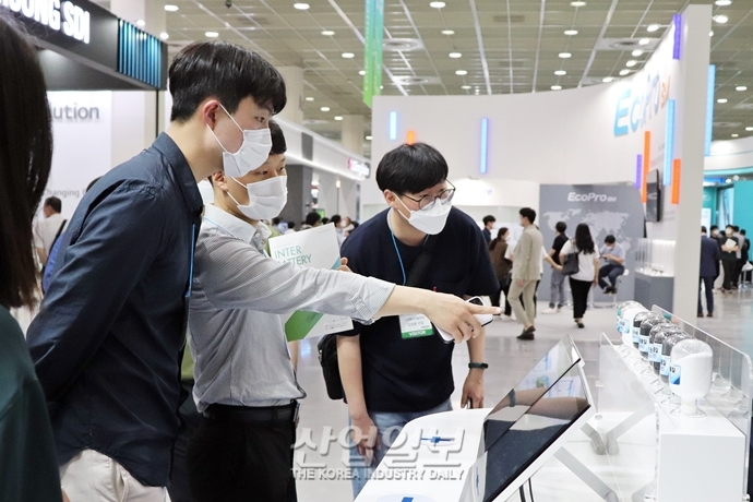 [포토뉴스] 인사이트 얻기 위한 열정적인 관람객들 ‘집중’