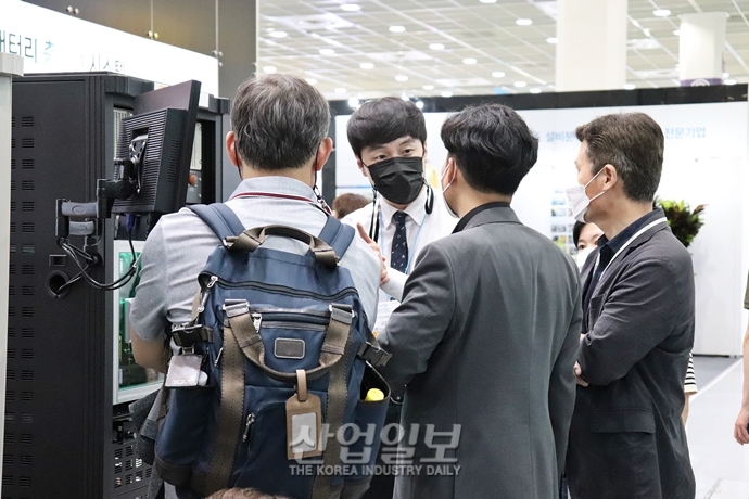 [포토뉴스] 인사이트 얻기 위한 열정적인 관람객들 ‘집중’