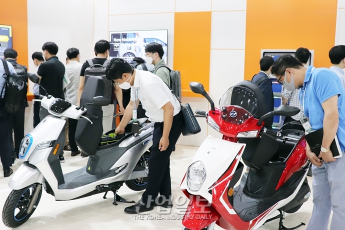 [포토뉴스] 인사이트 얻기 위한 열정적인 관람객들 ‘집중’