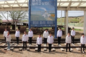 최원영 작사·작곡 '디엠지 동산에서', 한반도의 평화와 화합 담아