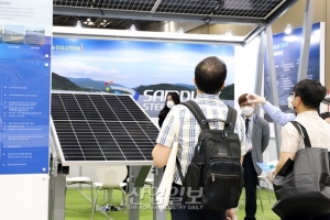 [포토뉴스] 태양광 셀·모듈 등 신재생에너지 제품 보러왔어요