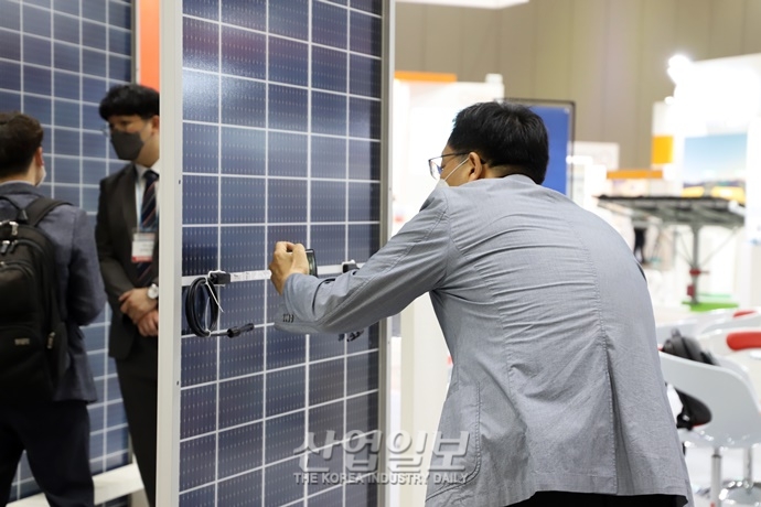 [포토뉴스] 태양광 셀·모듈 등 신재생에너지 제품 보러왔어요