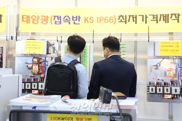 [포토뉴스] 태양광 셀·모듈 등 신재생에너지 제품 보러왔어요