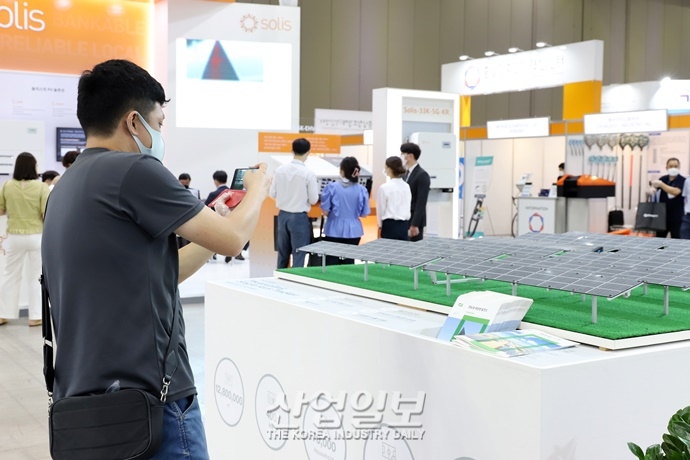 [포토뉴스] 태양광 셀·모듈 등 신재생에너지 제품 보러왔어요