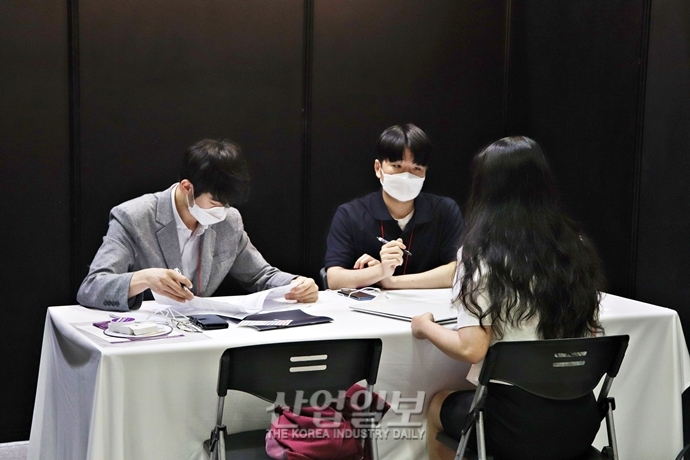 [포토뉴스] 일자리를 위한 청년들의 발걸음