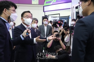 [포토뉴스] 스타트업 제품 체험·질문하는 김부겸 국무총리