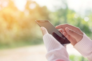 '언택트(Untact)' 시대…인터넷 이용시간 증가, 외출 및 모임은 감소