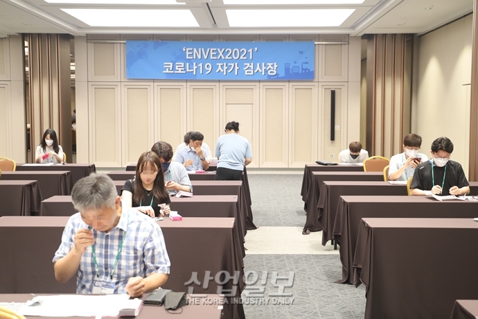 [포토뉴스] 코로나19 확진자 급증···‘전시회 방역 강화’