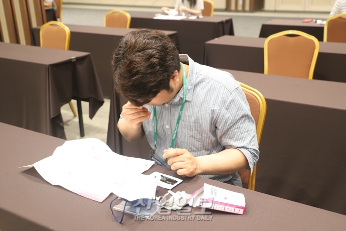 [포토뉴스] 코로나19 확진자 급증···‘전시회 방역 강화’