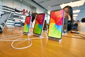 스마트폰 전체 시장은 주춤, 5G 폰 전망치는 상향