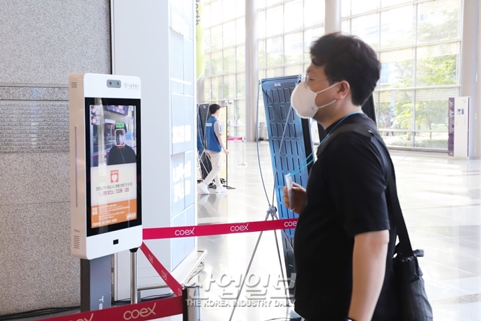 [포토뉴스] 전시회 방역 강화···코로나19 자가검사 ‘필수’