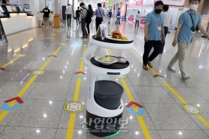 [포토뉴스] 서울푸드 2021 전시장 누비는 로봇, 알고 보니 '서빙 중'