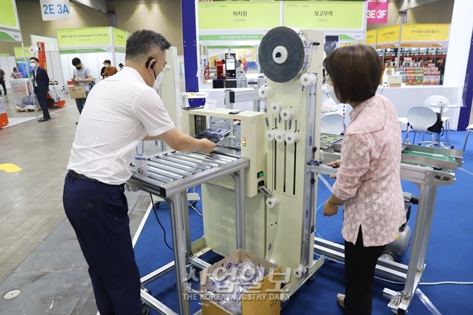 [포토뉴스] 식품의 형태, 포장지 재질에 따라 포장 설비 ‘각양각색’