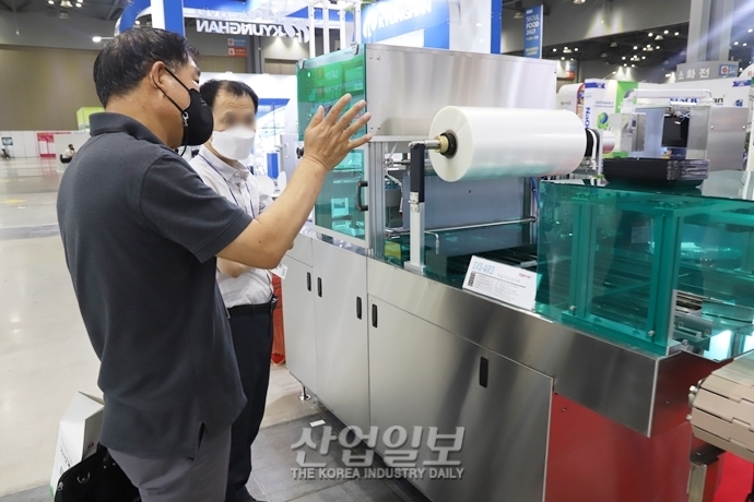 [포토뉴스] 식품의 형태, 포장지 재질에 따라 포장 설비 ‘각양각색’
