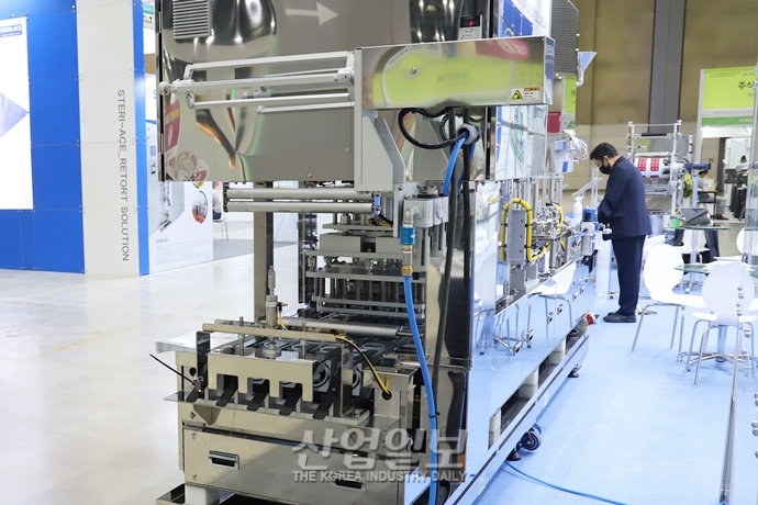 [포토뉴스] 식품의 형태, 포장지 재질에 따라 포장 설비 ‘각양각색’