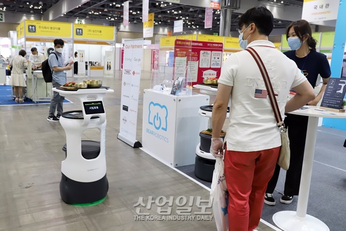 [포토뉴스] 서울푸드 2021 전시장 누비는 로봇, 알고 보니 '서빙 중'