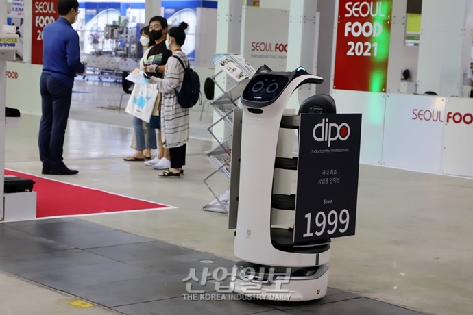 [포토뉴스] 서울푸드 2021 전시장 누비는 로봇, 알고 보니 '서빙 중'
