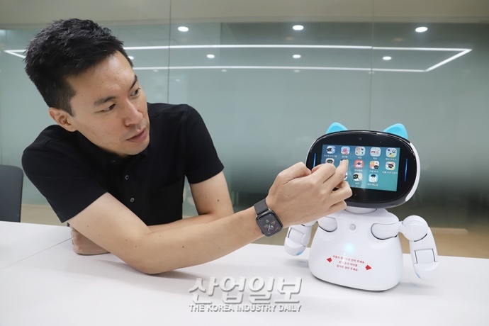 [로벗(友)] 가까운 미래, 모든 이들의 친구가 될 ‘반려로봇’