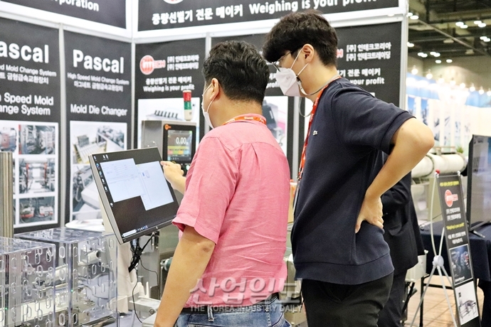 [포토뉴스] 코로나19 급증에도 전시회 참가한 이유 ‘실수요자’