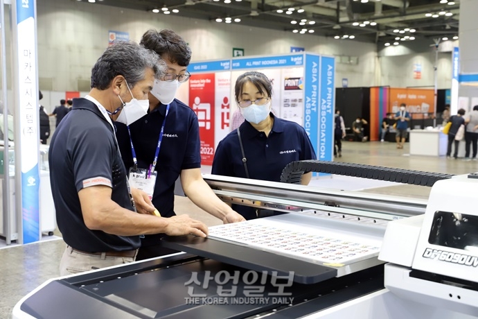 [포토뉴스] 킨텍스 제2전시장을 가득 메운 대형 인쇄 장비들