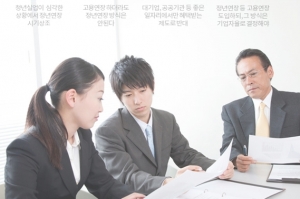 기업 열에 일곱, 65세 정년연장 ‘부정적’