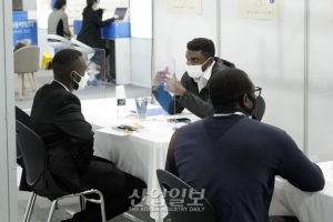 [포토뉴스] 한국기업 취업 희망하는 유학생들…‘일자리를 찾아서’