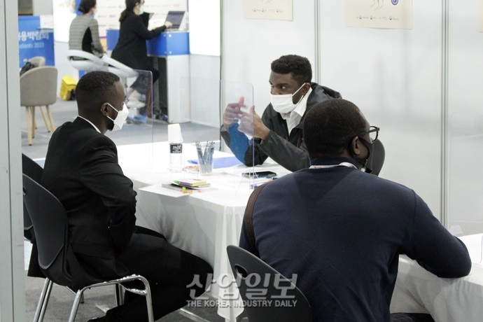 [포토뉴스] 한국기업 취업 희망하는 유학생들…‘일자리를 찾아서’