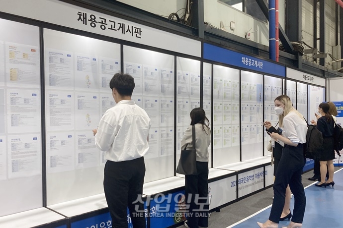 [포토뉴스] 한국기업 취업 희망하는 유학생들…‘일자리를 찾아서’