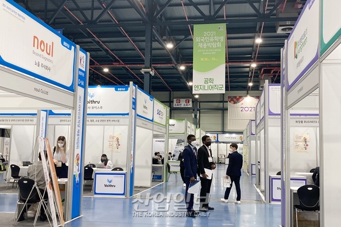 [포토뉴스] 한국기업 취업 희망하는 유학생들…‘일자리를 찾아서’