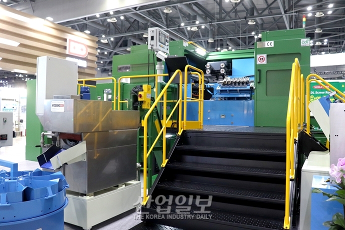 [포토뉴스] 대형 단조 성형기계 제조로 수출대체 효과 높여…세계는 K-기술력 인정