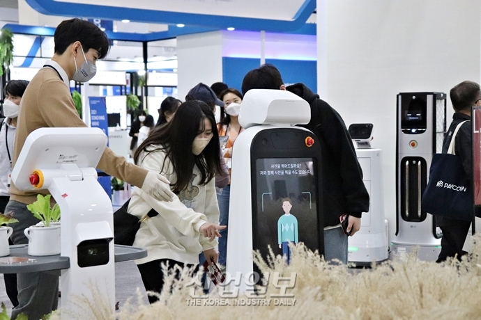 [포토뉴스] 전시회장에서 느끼는 가을