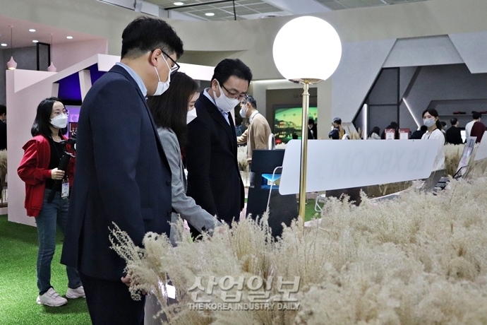 [포토뉴스] 전시회장에서 느끼는 가을