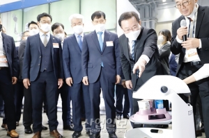 로보월드 2021을 찾은 김부겸 국무총리, 전시 참가 로봇기업 방문