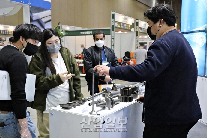 [포토뉴스] 맞닿는 전면을 붙이는 마찰용접, 다른 금속과의 용접도 O.K.