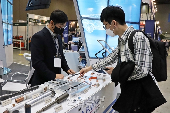 [포토뉴스] 맞닿는 전면을 붙이는 마찰용접, 다른 금속과의 용접도 O.K.