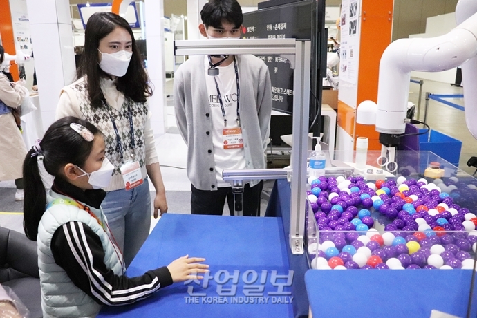 [포토뉴스] 로보월드에 등장한 ‘손동작 인식’ 협동로봇