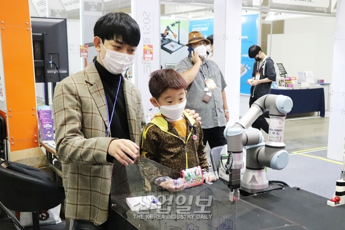[포토뉴스] 로보월드에 등장한 ‘손동작 인식’ 협동로봇