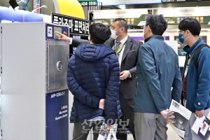 [포토뉴스] 금속산업대전 2021, 삼삼오오 모여 듣는 참관객들