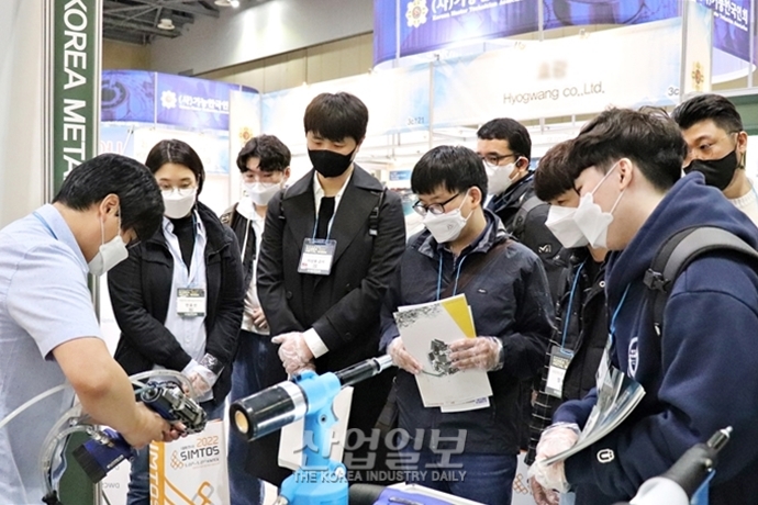 [포토뉴스] 금속산업대전 2021, 삼삼오오 모여 듣는 참관객들