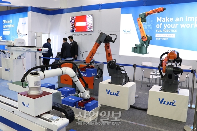 [포토뉴스] 로보월드2021, 제조를 돕는 로봇 작업 '백문불여일견(百聞不如一見)'