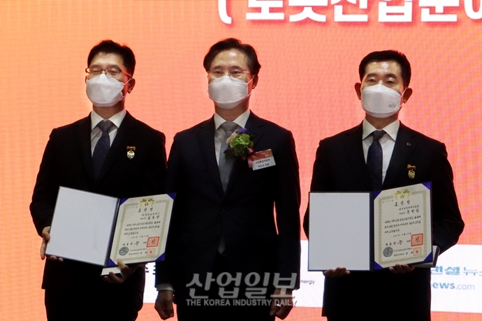 [포토뉴스] 로보월드2021, 제조를 돕는 로봇 작업 '백문불여일견(百聞不如一見)'