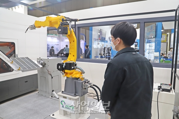 [포토뉴스] 2021 로보월드, 제조로봇 활용 표준공정모델 전시